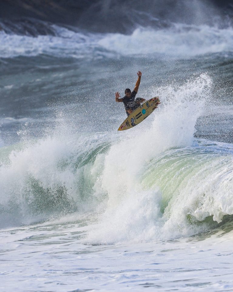 Sinal Verde para o Itacoatiara Big Wave confirma campeonato de surfe em ondas grandes para o dia 25 sinal-verde-para-o-itacoatiara-big-wave-confirma-campeonato-de-surfe-em-ondas-grandes-para-o-dia-25