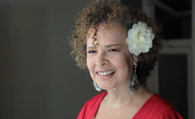 beth-bruno-celebra-50-anos-de-musica-no-theatro-municipal