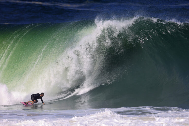 nomes-da-elite-do-surfe-de-ondas-grandes-disputam-o-itacoatiara-big-wave-na-regiao-oceanica-de-niteroi-nesta-terca-feira,-a-partir-das-7h30