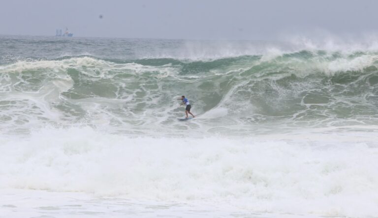lucas-chumbo-e-pedro-scooby-vencem-itacoatiara-big-wave-2026-na-categoria-time-masculino