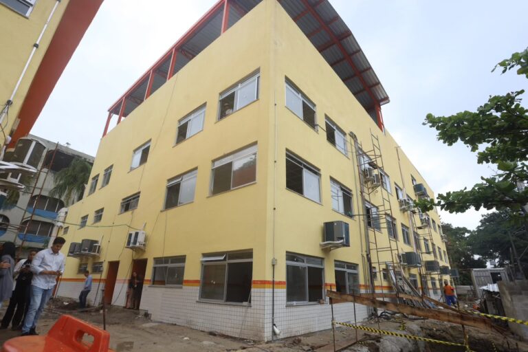 Prefeito acompanha fase final das obras de nova escola no Engenho do Mato prefeito-rodrigo-neves-acompanha-fase-final-das-obras-de-nova-escola-no-engenho-do-mato