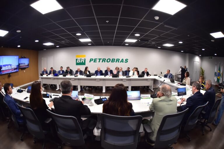 Prefeito se reúne com presidente da Petrobras e representantes do setor naval prefeito-rodrigo-neves-se-reune-com-presidente-da-petrobras,-magda-chambriard,-e-representantes-do-setor-naval,-petroleo-e-logistica