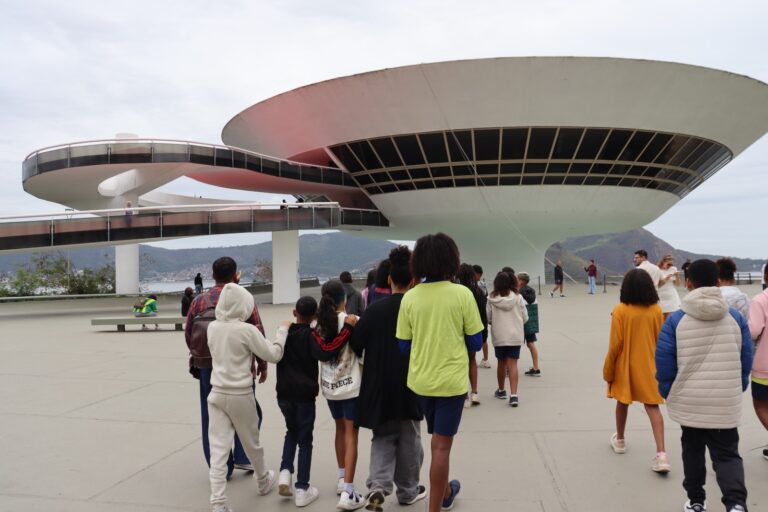 Alunos do Clin Social conhecem obras de Oscar Niemeyer em Niterói alunos-do-clin-social-conhecem-obras-de-oscar-niemeyer-em-niteroi