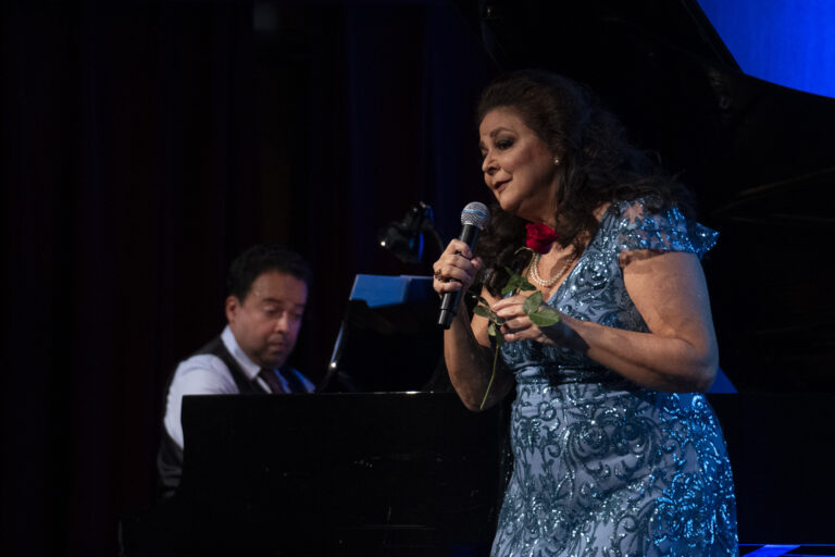 Alice Serrano canta Maysa no Centro Cultural Cauby Peixoto